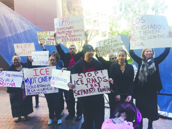 Activistas Entregan Firmas a ICE para Exigir Alto a Redadas