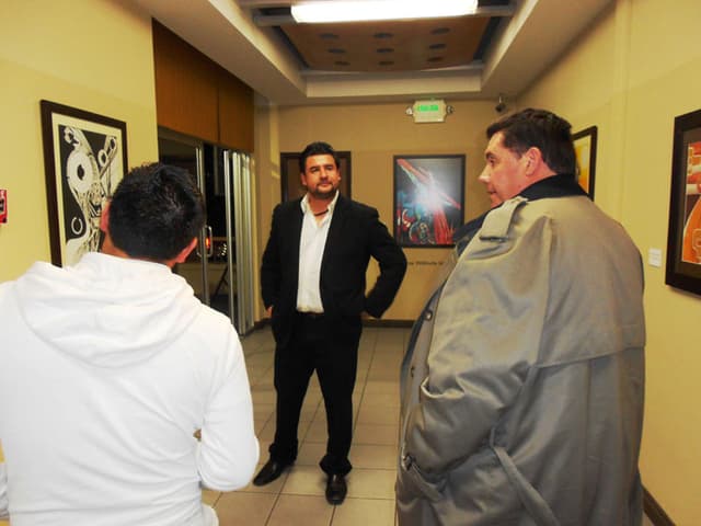 Exhibe Pinturas en Tijuana Carlos W. Irigoyen Pintor Mexico-Americano